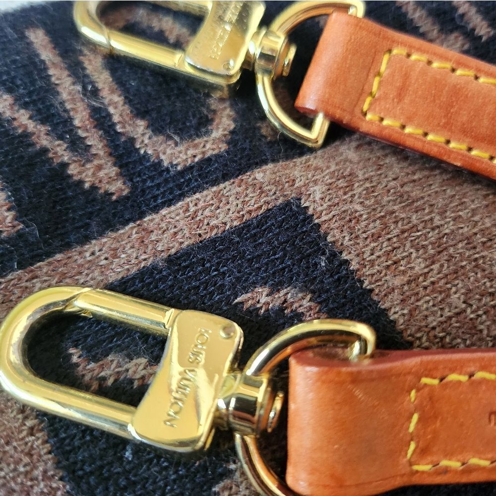 Louis Vuitton Leather with Goldtone Brass Strap - Picture 3 of 9